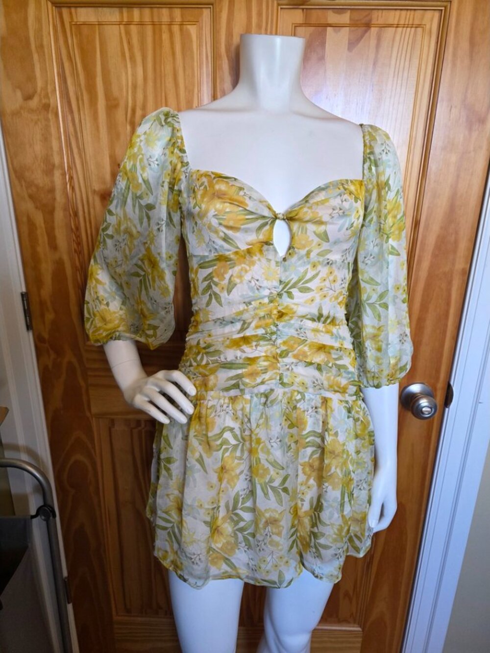 💛 77. All About May Size 6 Mini Dress